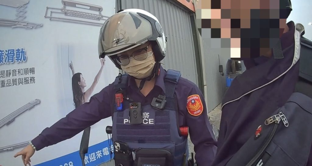 男見警眼神游移露餡 一查原來是通緝犯。〈圖/記者蔡宗武翻攝〉