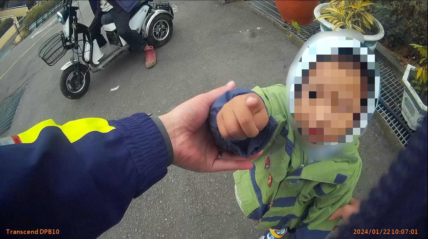 警員江豐羽發現男童徘徊在繁忙的街道上，迅速上前引導至安全處。（圖/記者澄石翻攝）