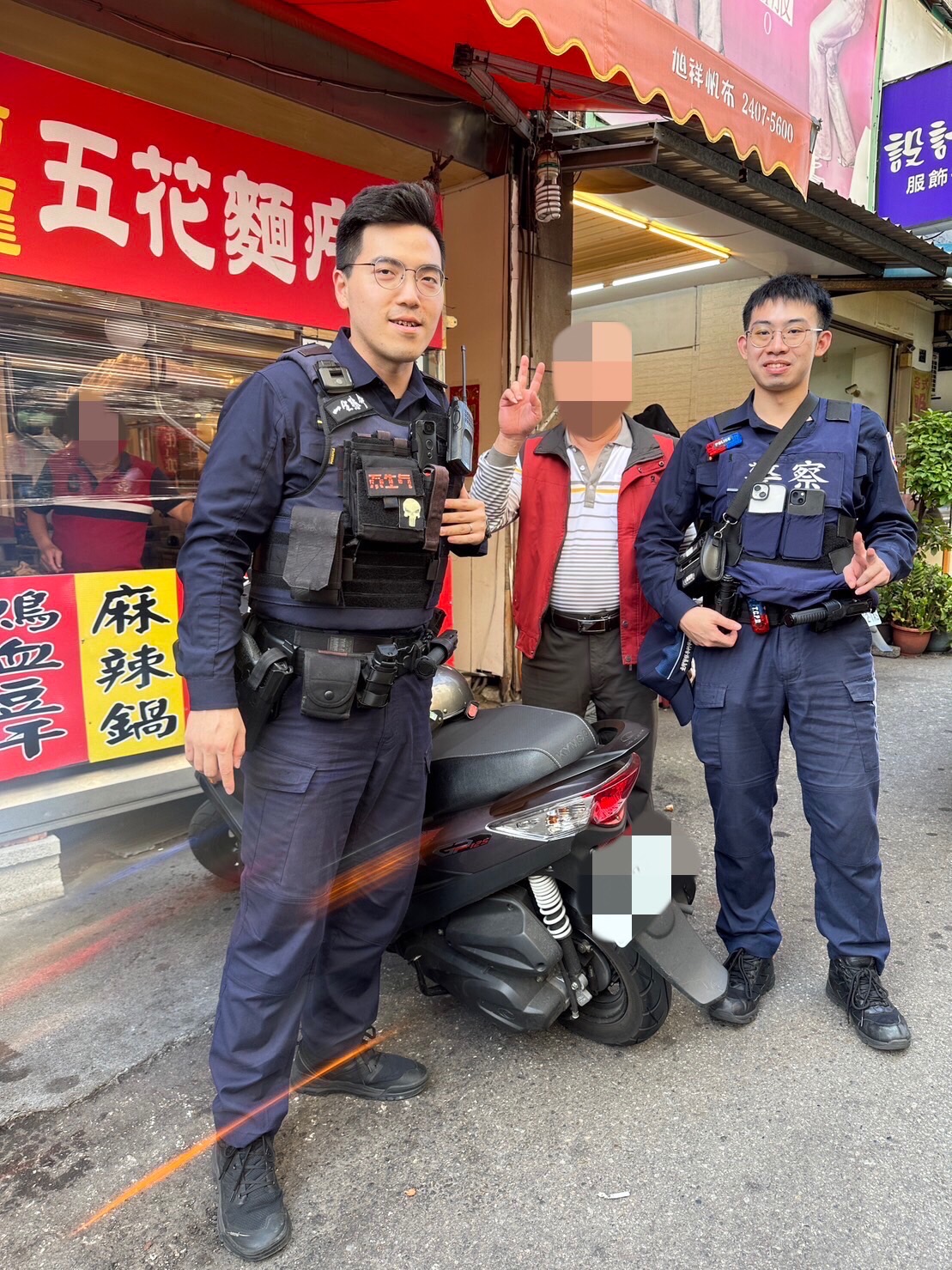 呂男對員警的積極態度讚不絕口，最後與查處員警及實習生合影留念。（圖/記者澄石翻攝）