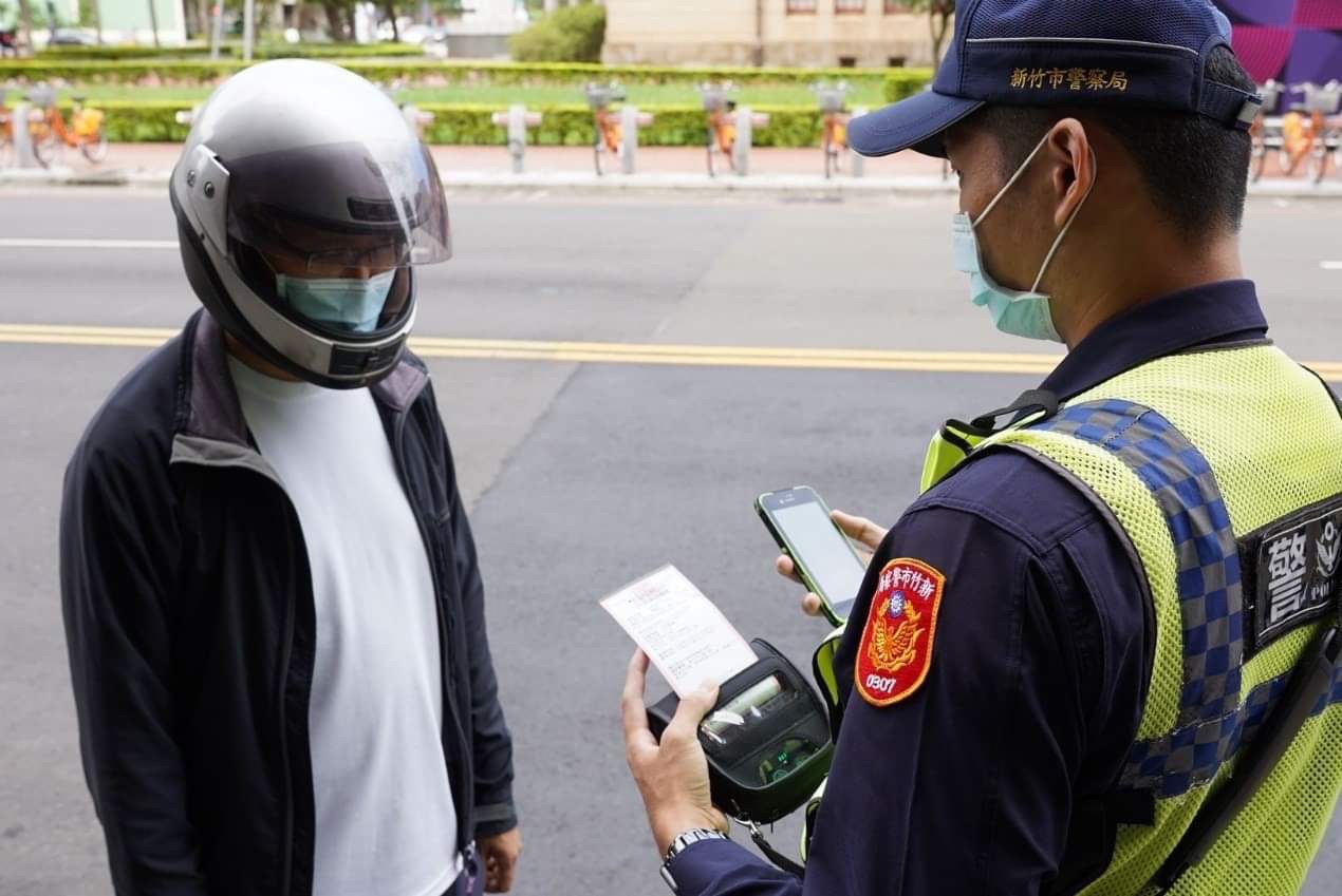 落實路口停讓行人觀念及保障行人通行安全與權益路口安全大執法。(圖/新竹市交通警察隊提供)