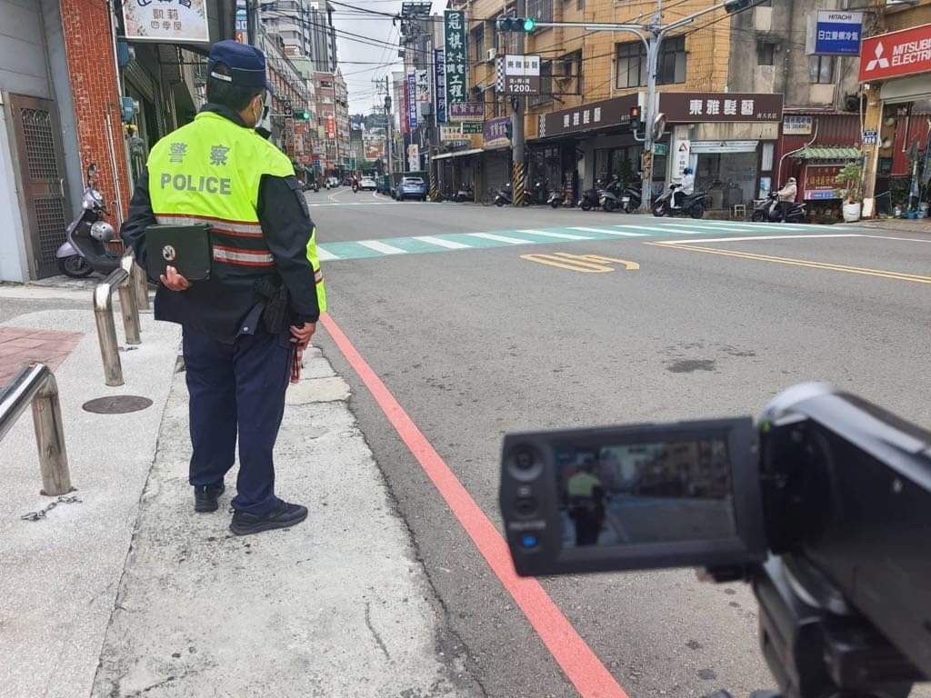 落實路口停讓行人觀念及保障行人通行安全與權益路口安全大執法。(圖/新竹市交通警察隊提供)