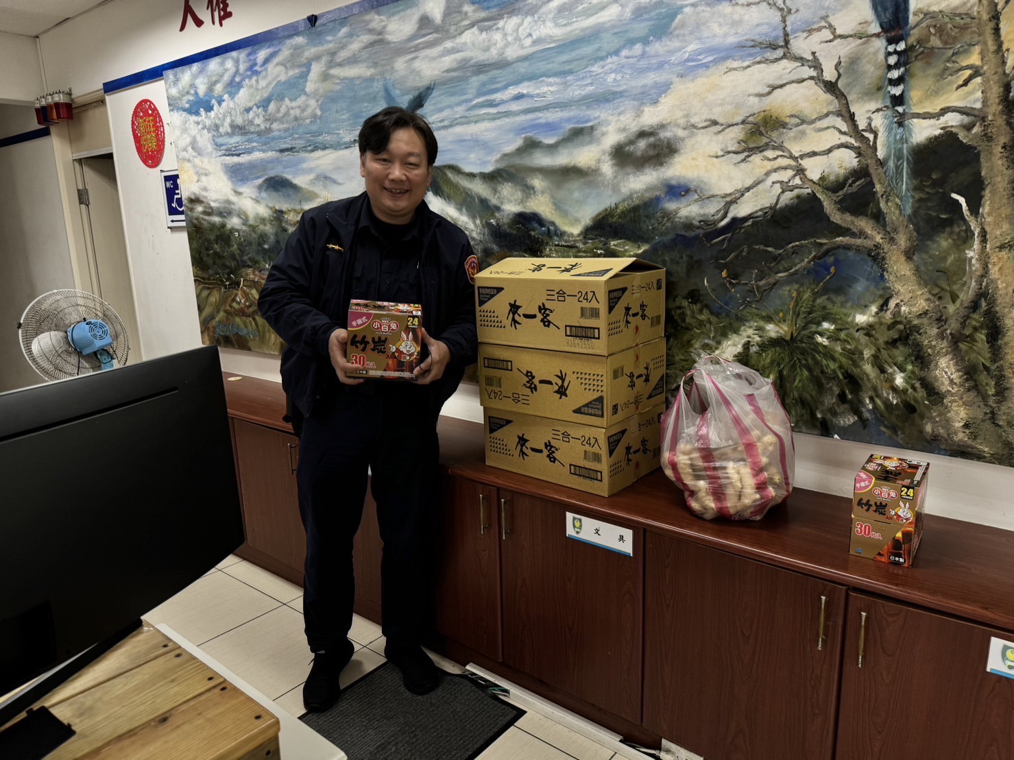 陽明山因寒流來襲降雪,北投分局員警不畏低溫堅守崗位進行交通管制。(記者薛秀蓮翻攝)