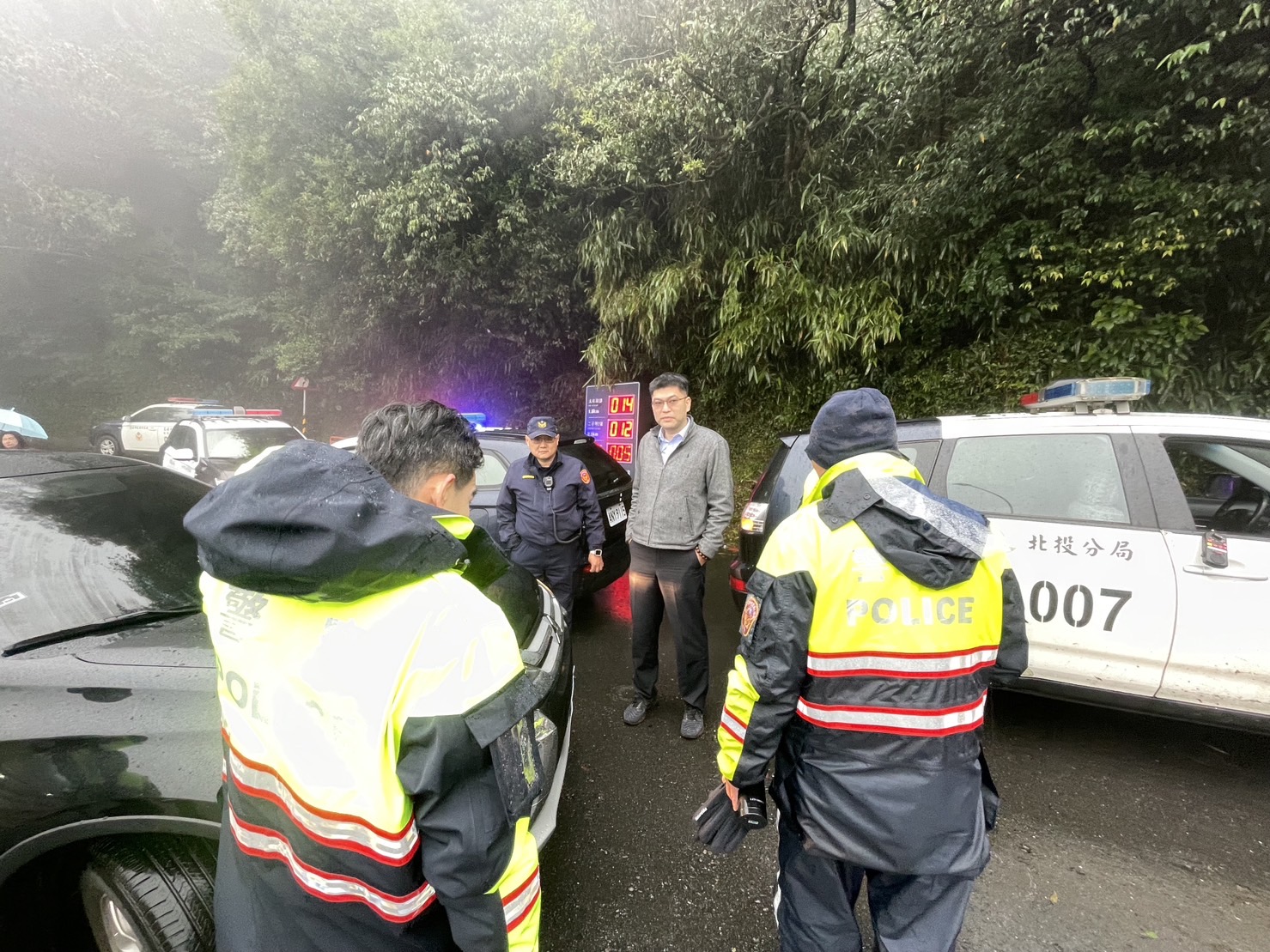 北投警分局長陳瑞基有感同仁執勤辛勞,為保障執勤安全,特別為執勤同仁辦理保險。(記者薛秀蓮翻攝)