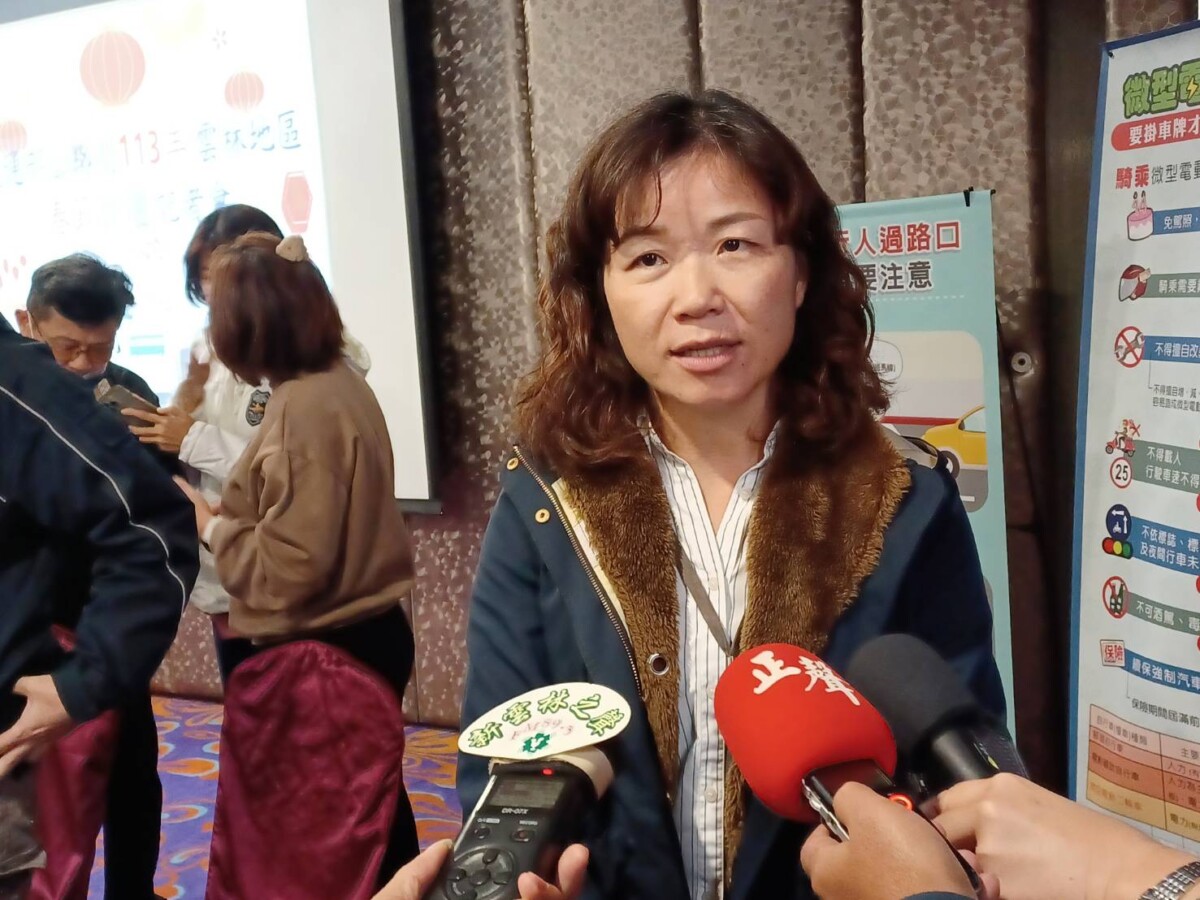 ▲高鐵雲林站導員吳貴英表示:春節期間增加班次,請乘客多加利用。(記者劉春生攝)