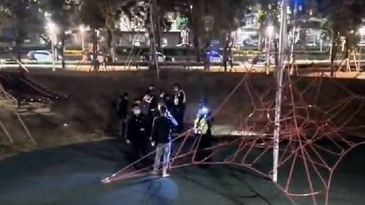 警方獲報青少年聚集 他講了「這一句」這下警局過夜了