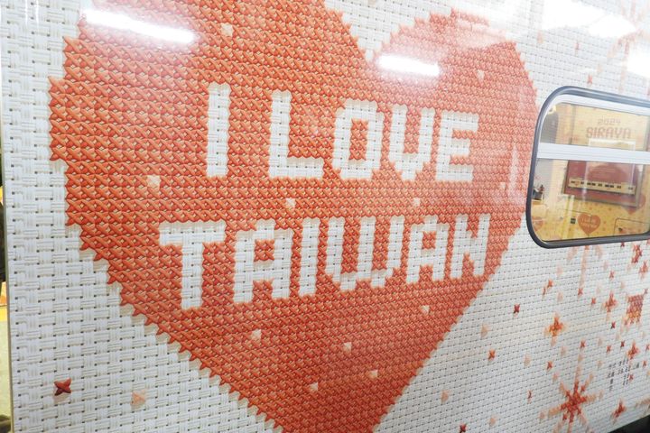 「西拉雅號」彩繪列車,車廂內有I LOVE TAIWAN、SIRAYA、笑臉、愛心滿滿的圖樣。 圖:國營臺灣鐵路股份有限公司/提供