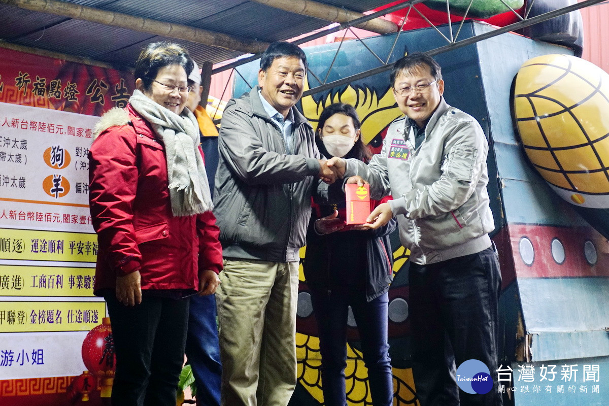 桃園市蘆竹區長李岳代表蘆竹誠聖宮致贈弱勢家庭春節禮金,由里長代表接受轉贈。