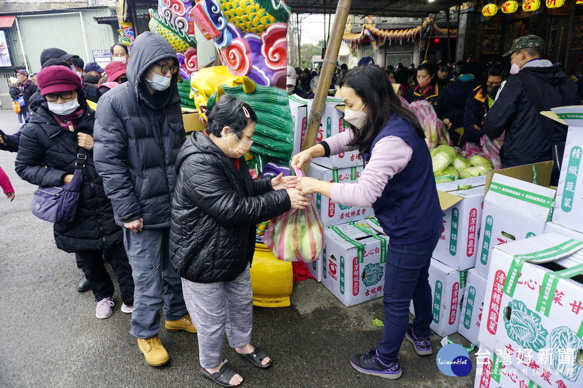 蘆竹誠聖宮以行動挺菜農,採購千顆大白菜發送給民眾。