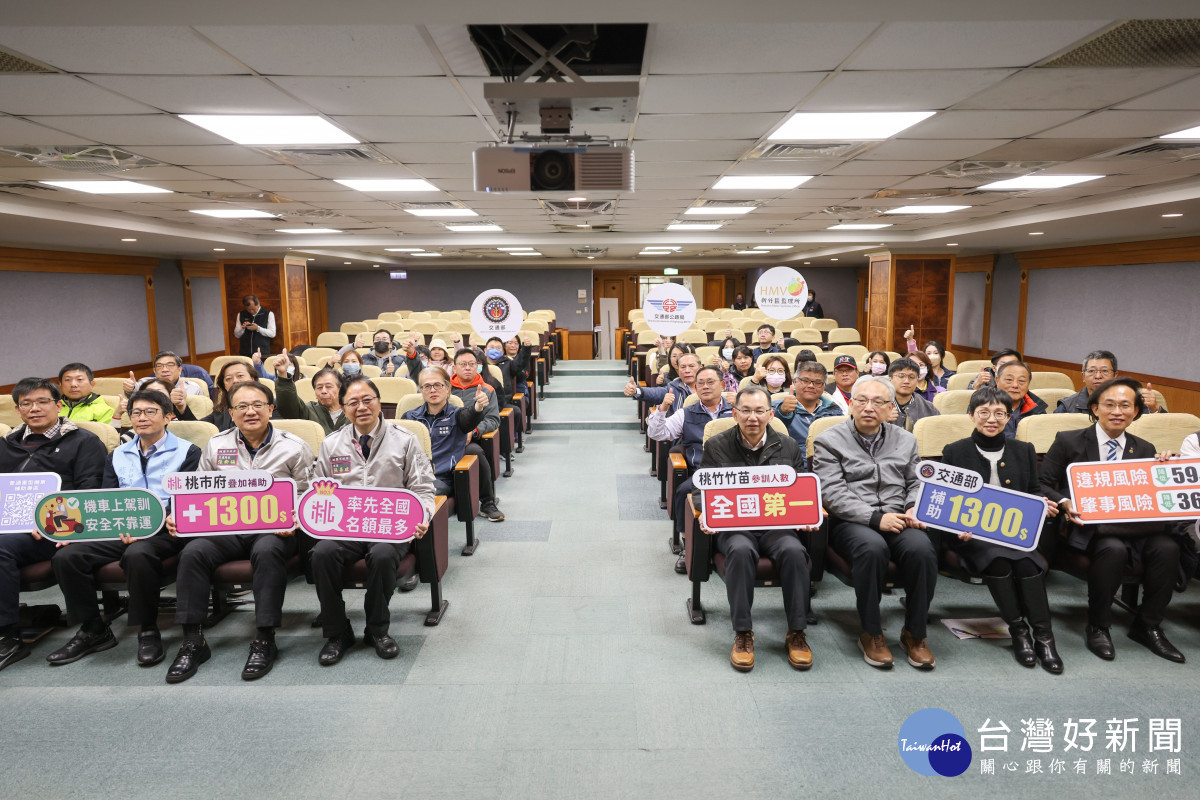 張市長和與會貴賓比讚合影<br /><br />