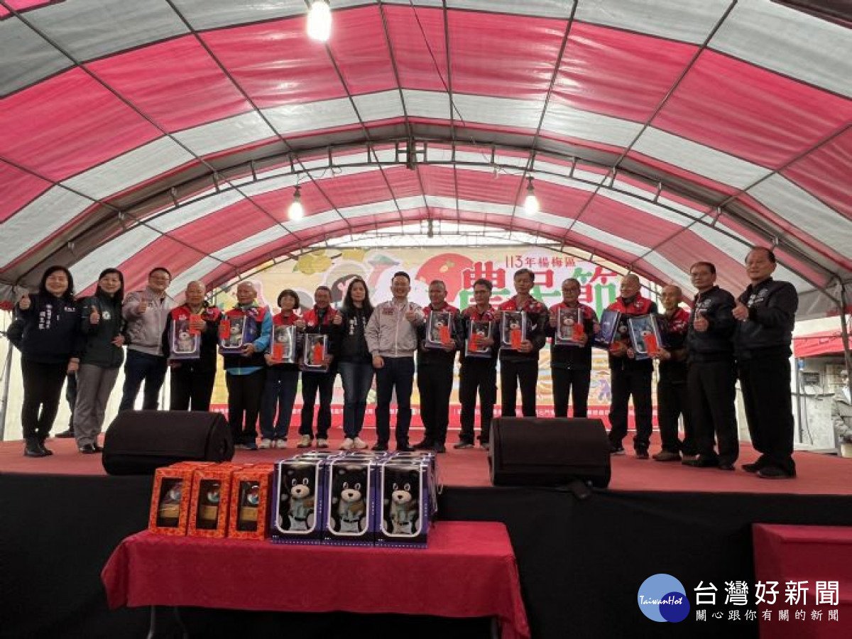 桃園市副市長蘇俊賓頒發模範農民獎。<br /><br />
