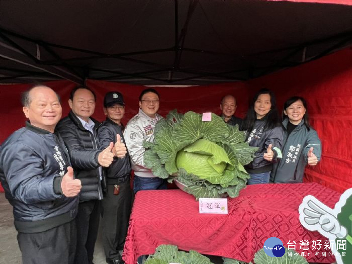 高麗菜組冠軍為農民黃萬生與貴賓合影。
