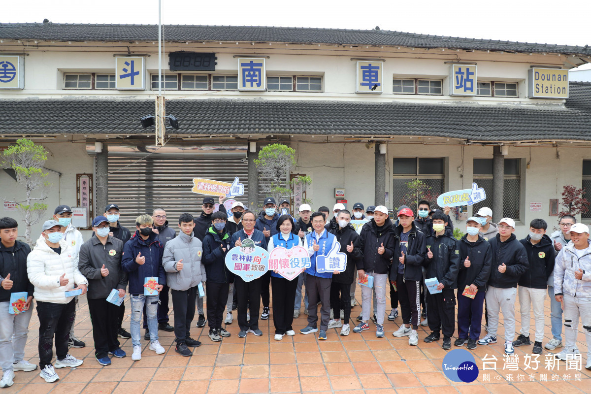 首梯一年制役期義務役士兵今(25)日入伍,縣長張麗善到斗南火車站歡送縣內33名役男入營,致贈水壺及電話卡/林詩涵翻攝