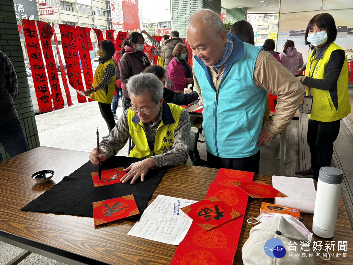 彰化郵局邀書法名家現場揮毫寫春聯，免費提供用郵民眾索取。圖／記者鄧富珍攝