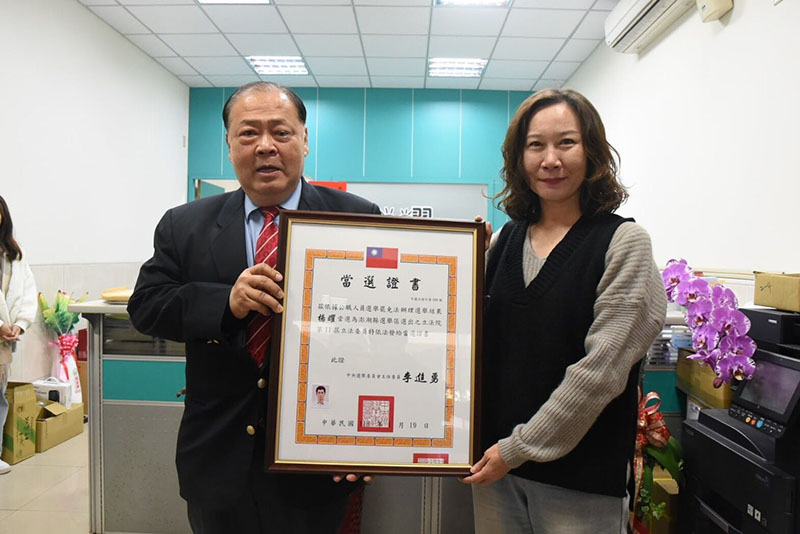頒發立委楊曜當選證書(由助理代領)。圖／澎湖縣政府