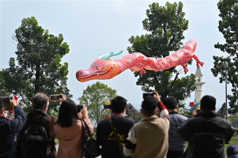 走春看20公尺飛龍鳳凰 佛光山2/10啟動平安燈法會