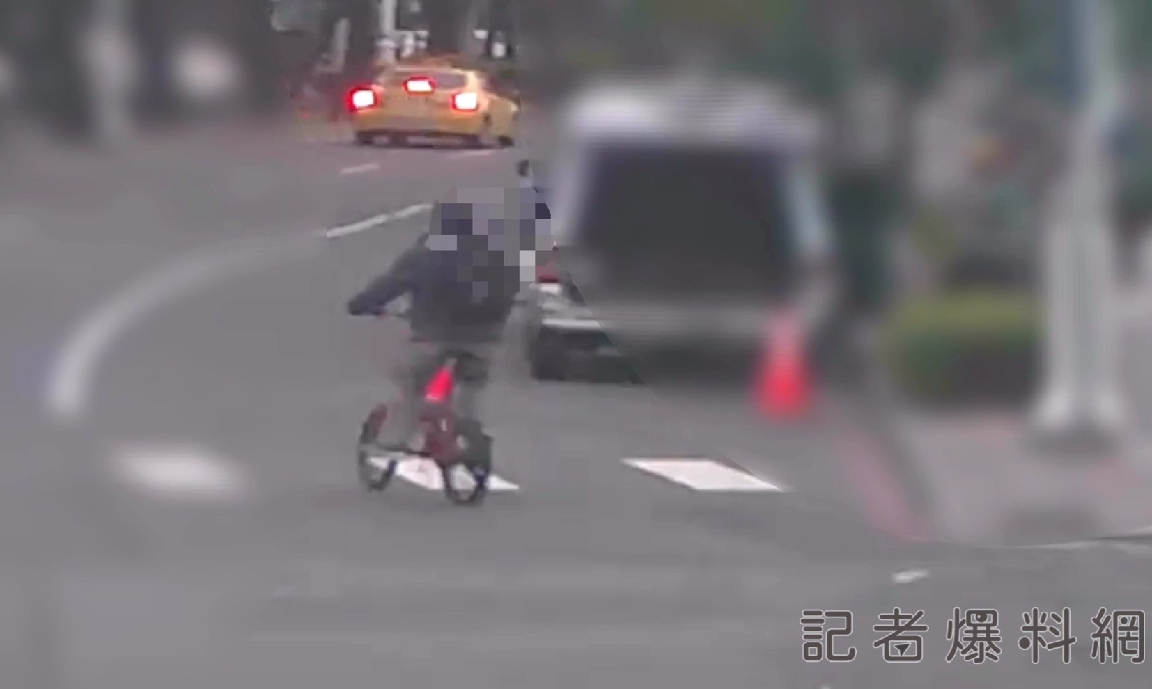 ▲楊男騎自己的小折「貍貓換太子」，把價值6000元的腳踏車騎走。（圖／記者金東天翻攝）