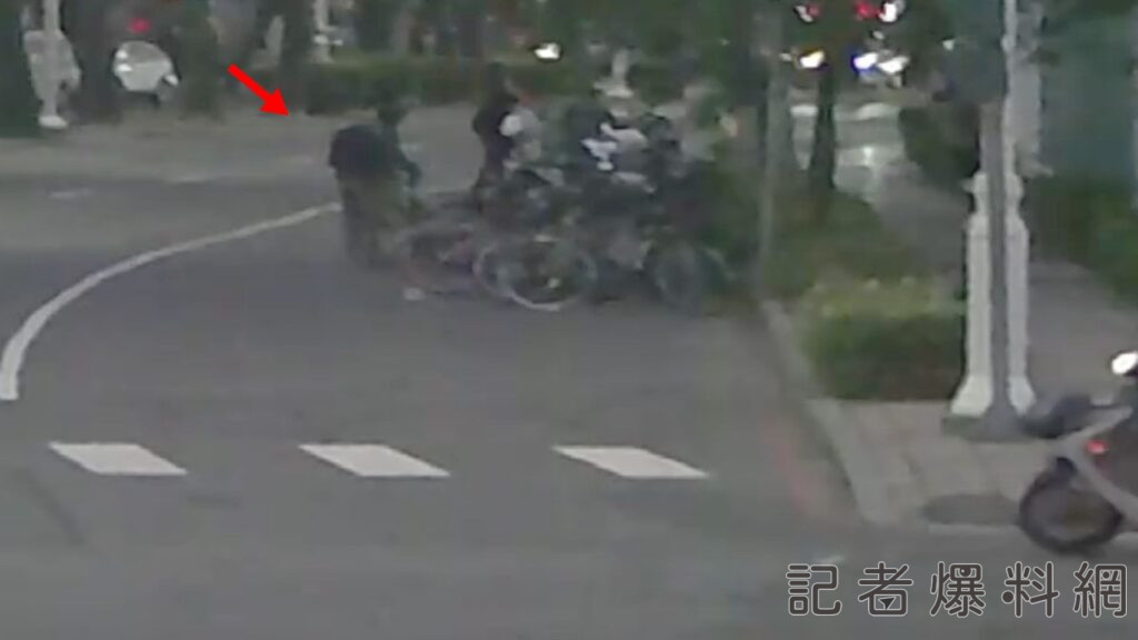 ▲楊男掉包過程。（圖／記者金東天翻攝）