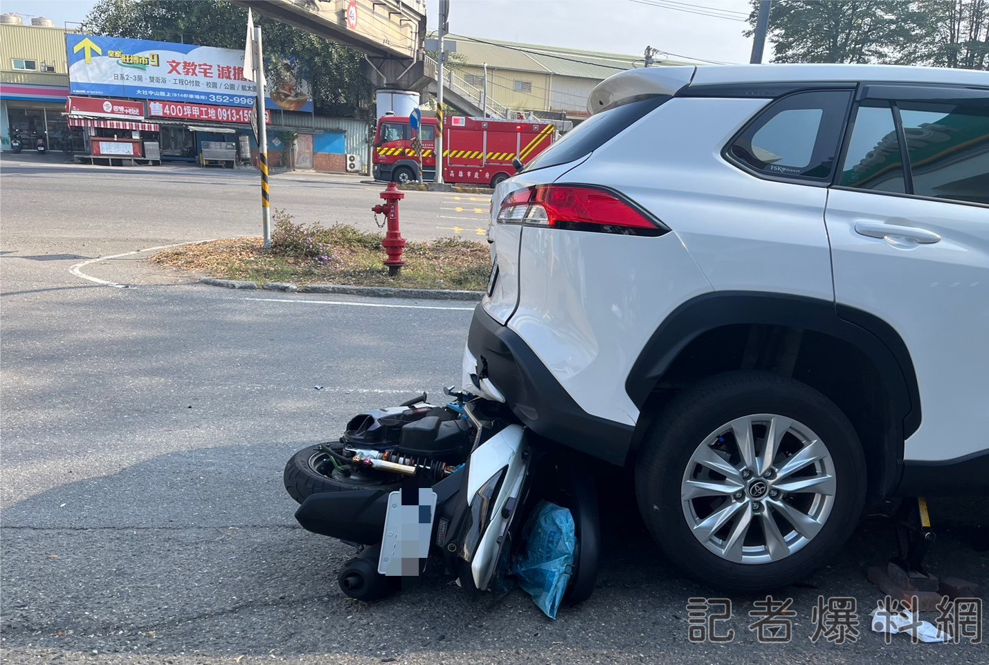 ▲機車插進停放路邊的自小客車尾，騎士當場受困。（圖／民眾提供）