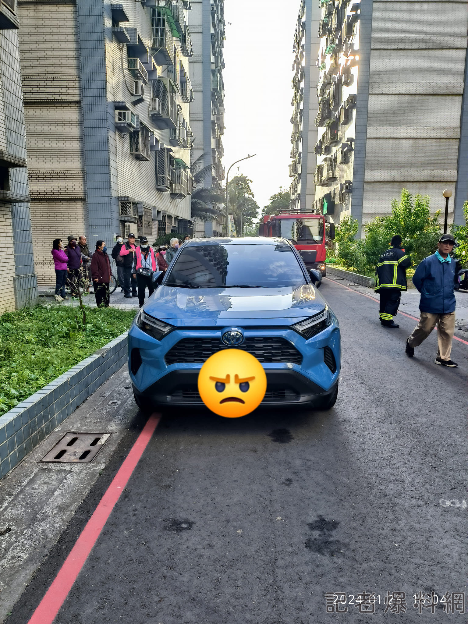 ▲RAV4違停擋住消防車。（圖／取自Care高雄）