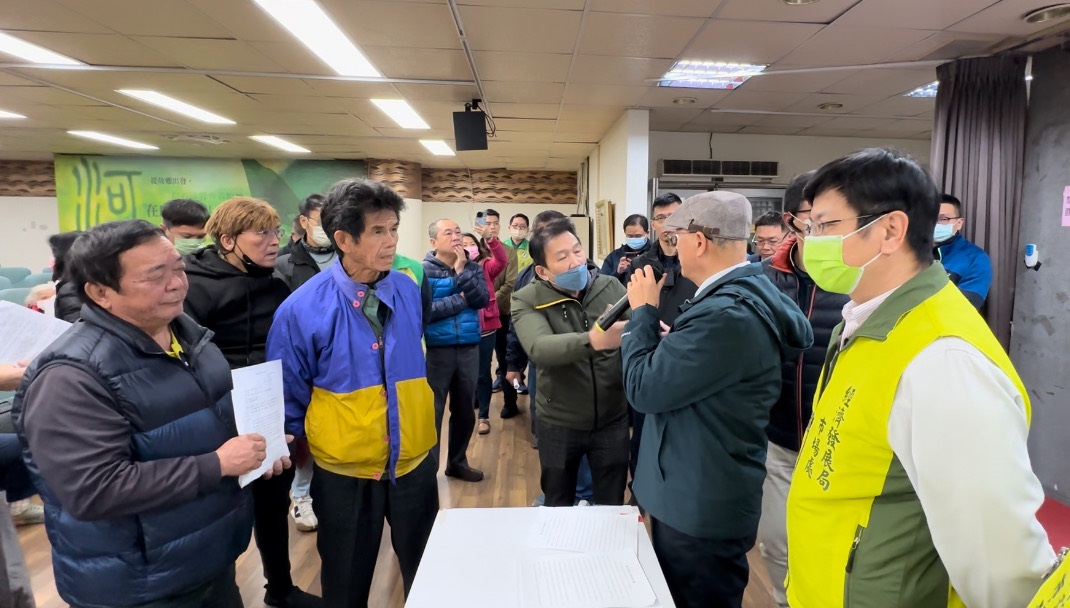 ▲數十位台南觀光城的攤商25日赴市府陳抗。(圖/記者陳聖璋攝,2023.01.25)