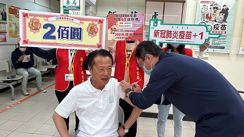 ▲縣長翁章梁今(25)日以行動響應支持,接種新冠XBB疫苗。為鼓勵鄉親踴接種新冠XBB疫苗及流感疫苗,嘉義縣15日推出打疫苗送好禮活動。(記者林詩涵翻攝)