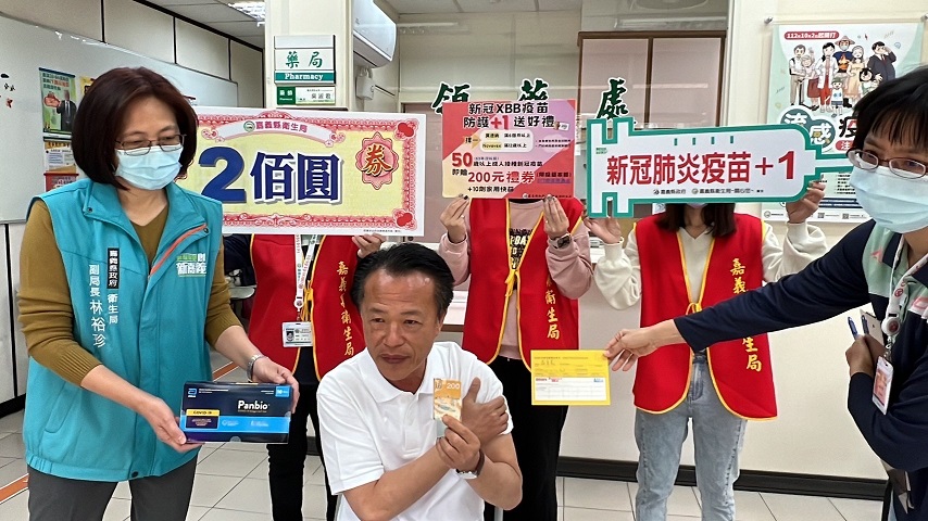 ▲縣長翁章梁今（25）日以行動響應支持，接種新冠XBB疫苗。為鼓勵鄉親踴接種新冠XBB疫苗及流感疫苗，嘉義縣15日推出打疫苗送好禮活動。（記者林詩涵翻攝）