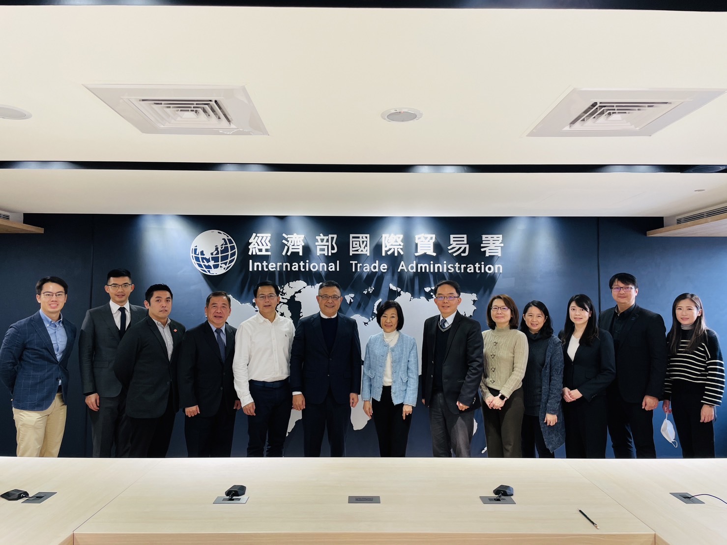 ▲台灣連鎖加盟促進協會拜會經濟部國際貿易署，以尋求專家建言並爭取政府的支持。（圖/台灣連鎖加盟展提供）