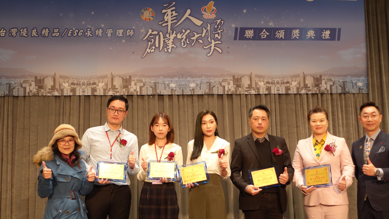 ▲ 台北市議員郭昭巖為得獎廠商頒獎
