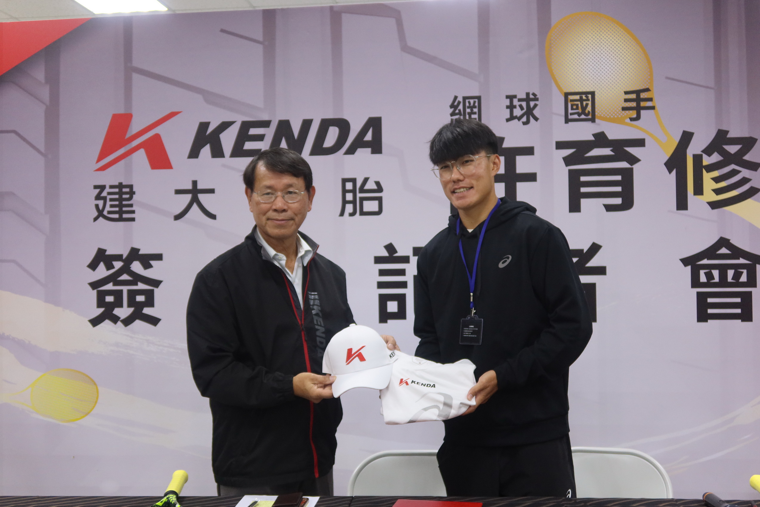 ▲國際輪胎大廠建大輪胎與網球國手許育修正式簽約成為其贊助夥伴，期盼許育修能在球場上表現更加亮眼，再創佳績。（記者張溎壕攝）