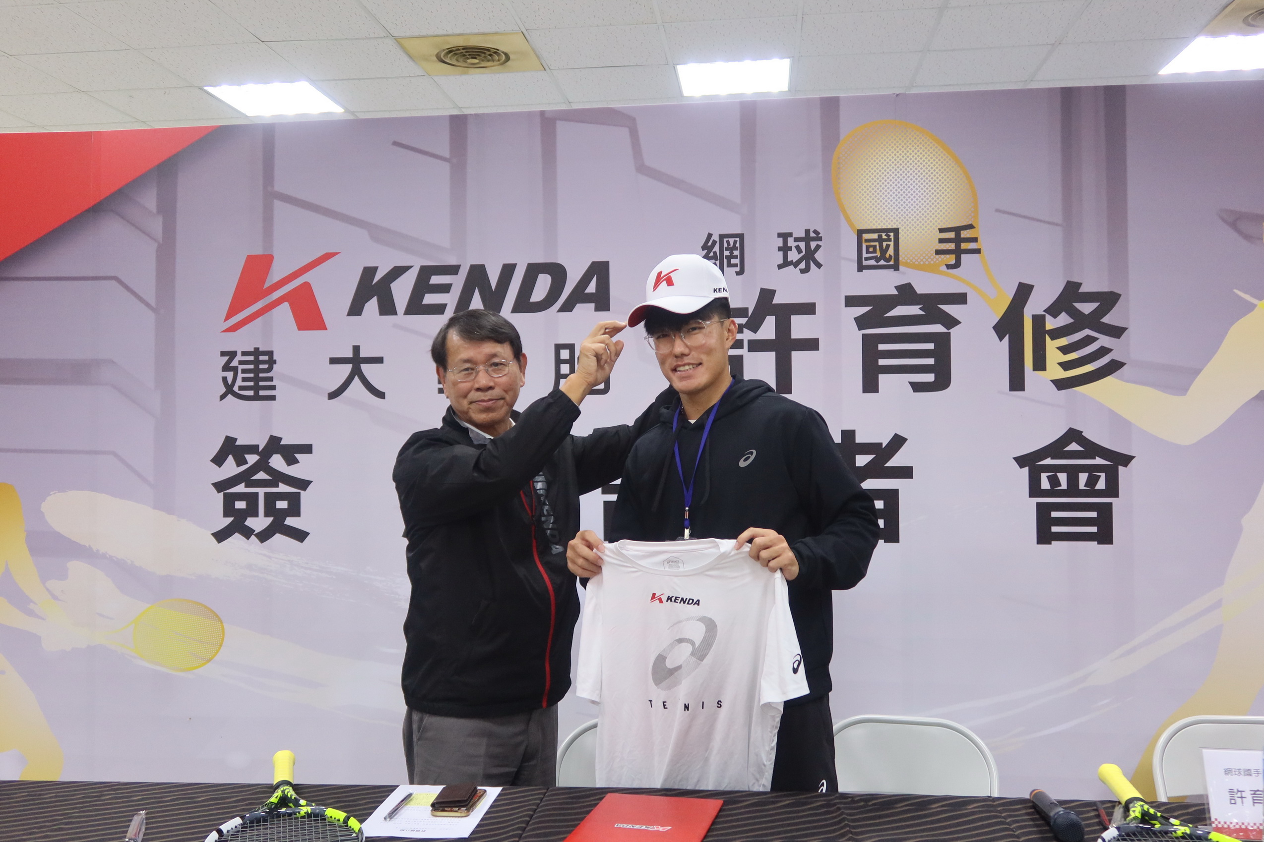 ▲國際輪胎大廠建大輪胎與網球國手許育修正式簽約成為其贊助夥伴，期盼許育修能在球場上表現更加亮眼，再創佳績。（記者張溎壕攝）
