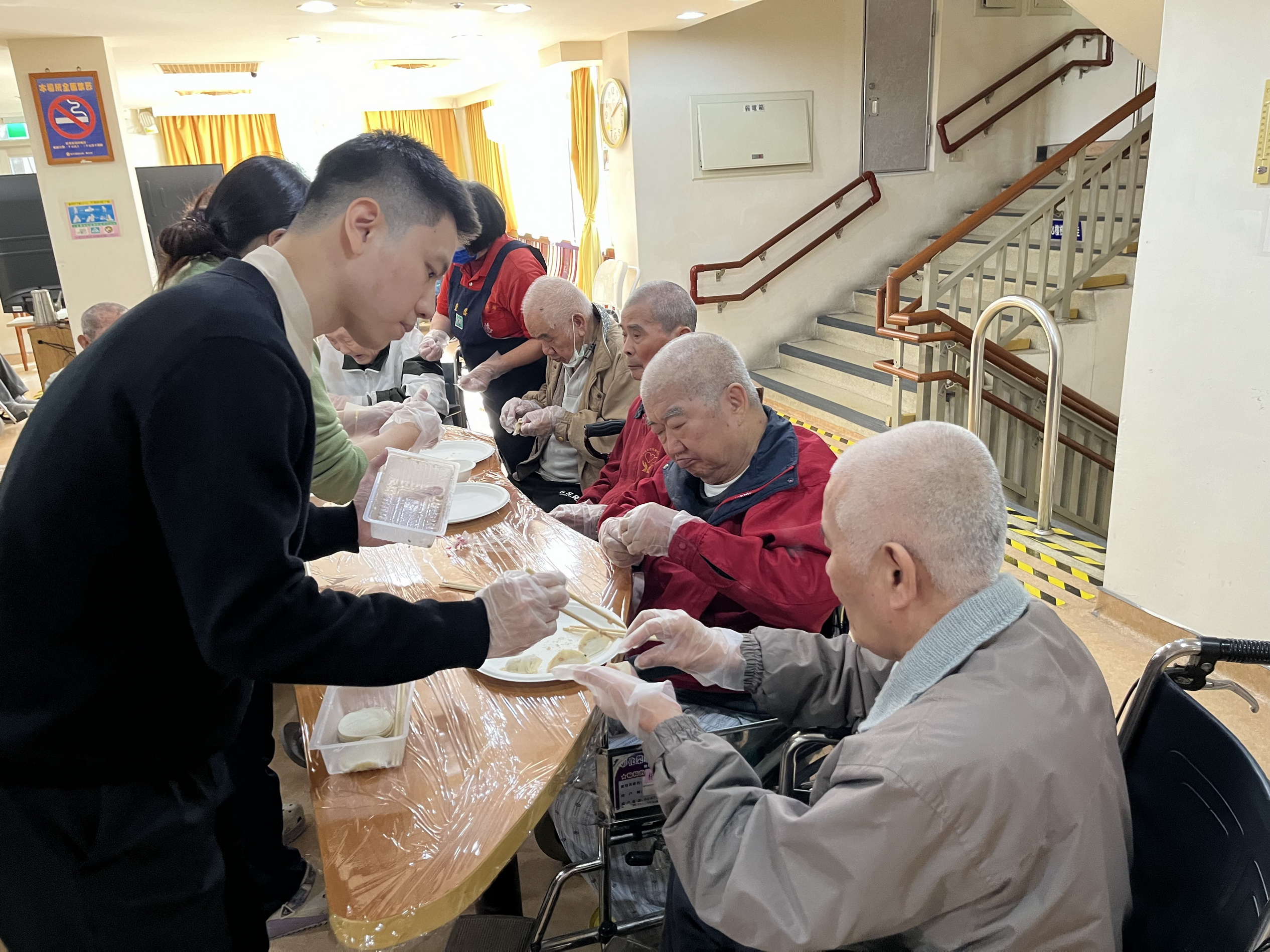 ▲彰化榮家舉辦「包元寶喜迎金龍年」,讓長輩們憶起兒時與家人於年節包水餃的美好時光。(記者張溎壕攝)