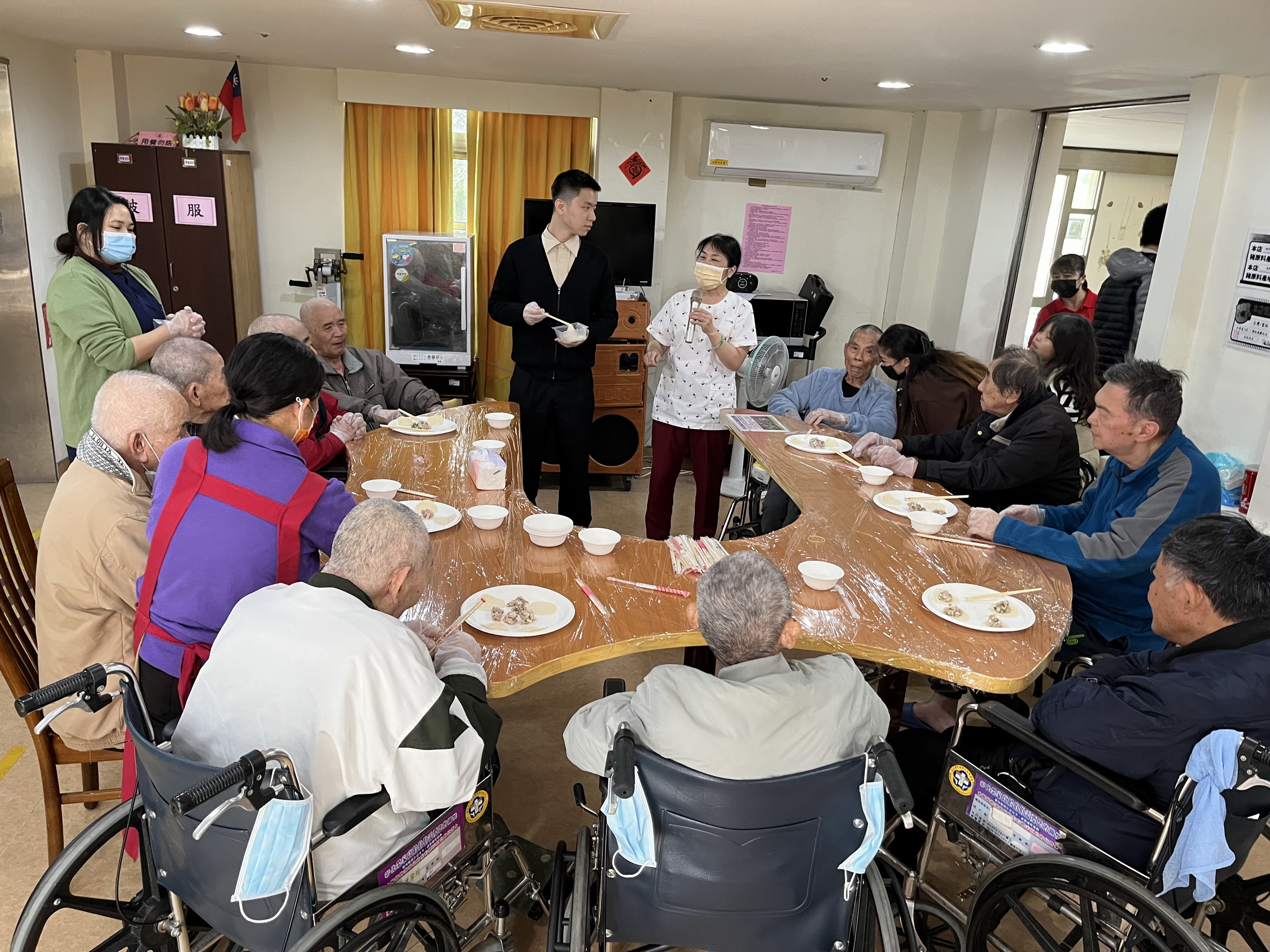 ▲彰化榮家舉辦「包元寶喜迎金龍年」，讓長輩們憶起兒時與家人於年節包水餃的美好時光。（記者張溎壕攝）