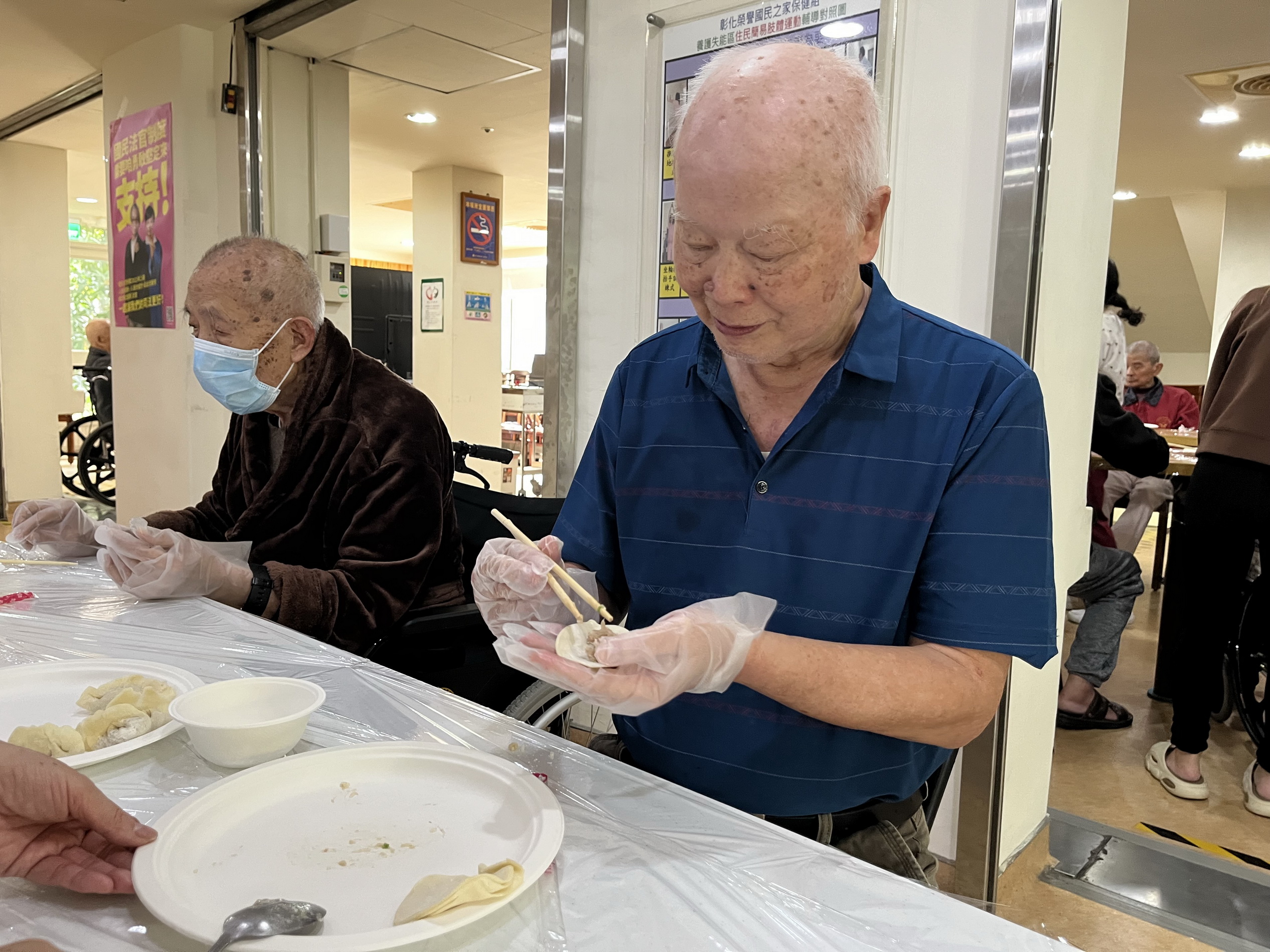 ▲彰化榮家舉辦「包元寶喜迎金龍年」，讓長輩們憶起兒時與家人於年節包水餃的美好時光。（記者張溎壕攝）