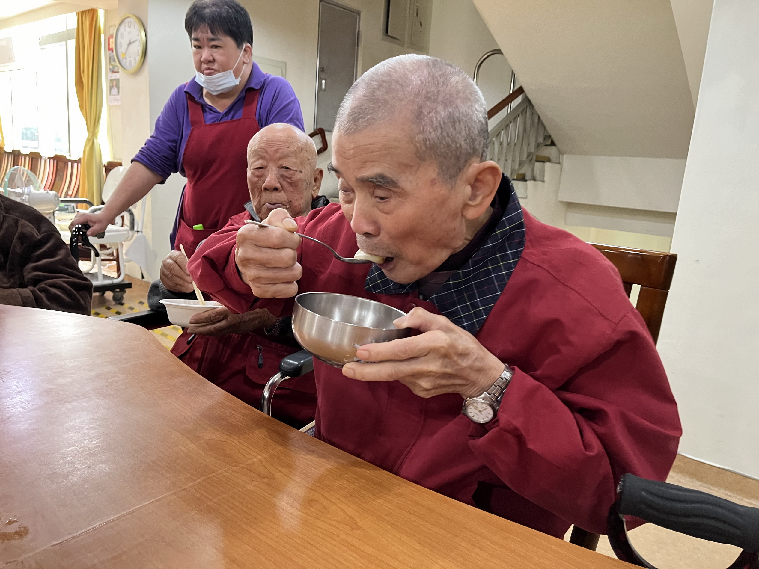▲彰化榮家舉辦「包元寶喜迎金龍年」，讓長輩們憶起兒時與家人於年節包水餃的美好時光。（記者張溎壕攝）