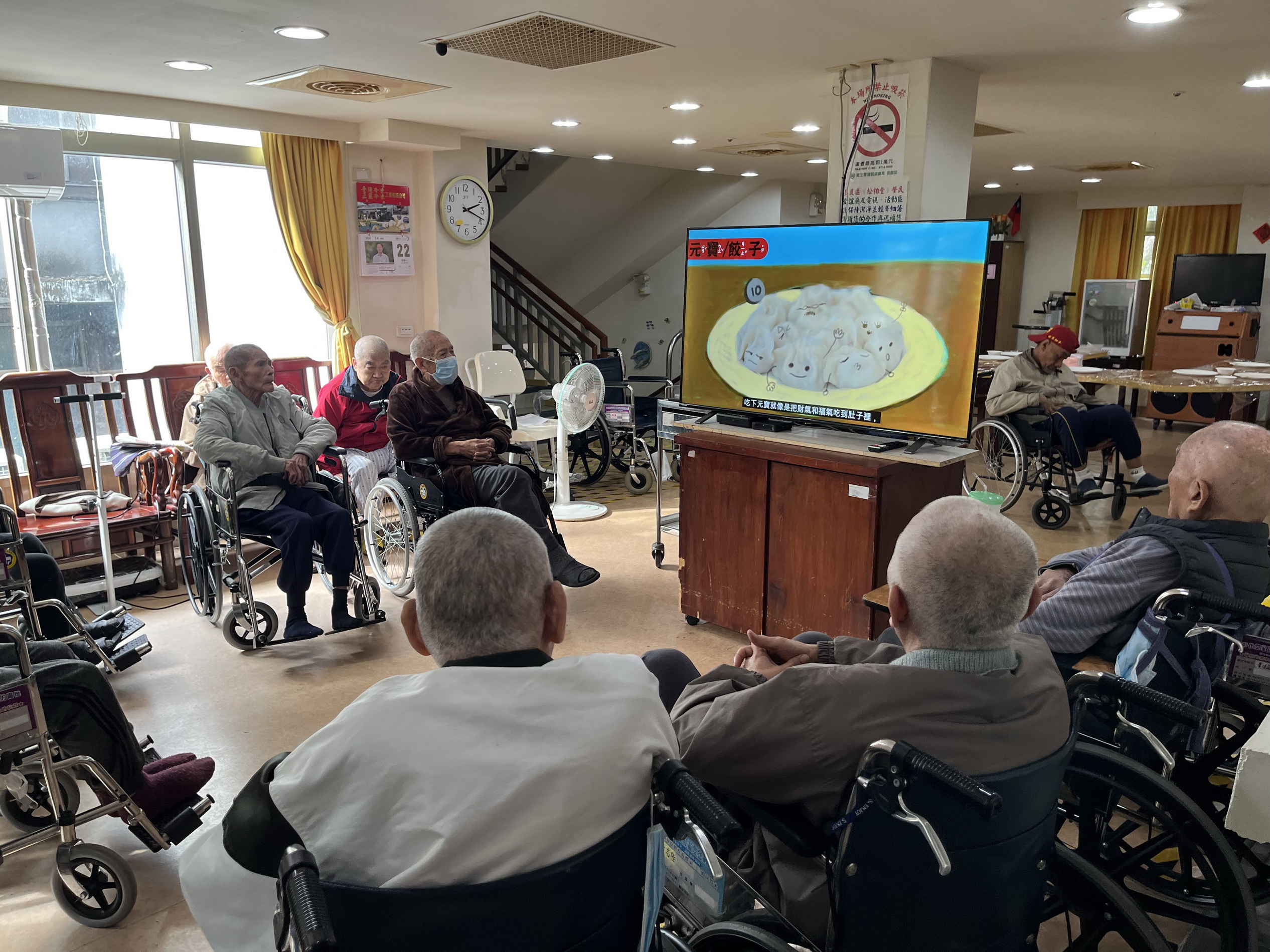 ▲彰化榮家舉辦「包元寶喜迎金龍年」，讓長輩們憶起兒時與家人於年節包水餃的美好時光。（記者張溎壕攝）