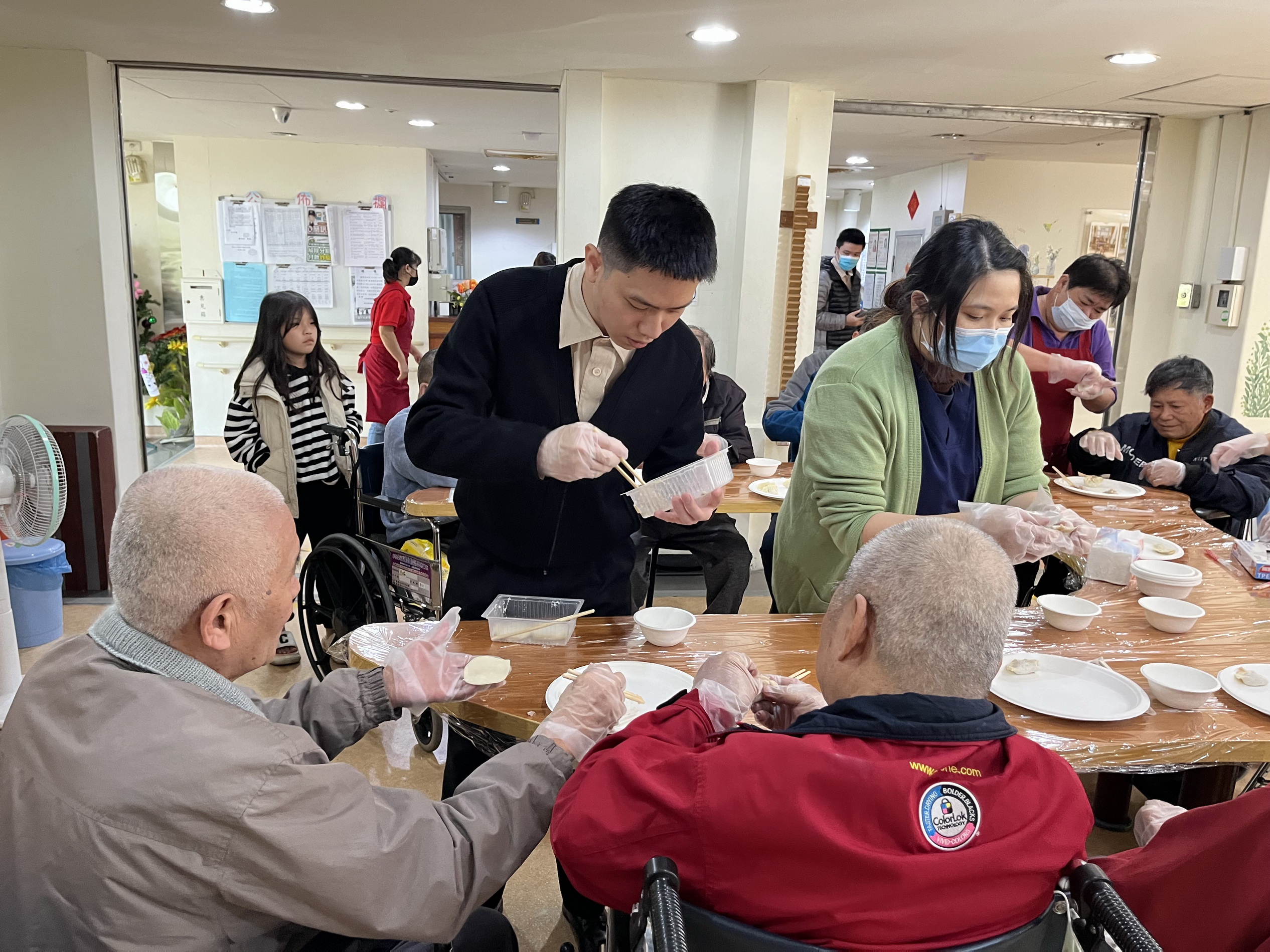 ▲彰化榮家舉辦「包元寶喜迎金龍年」，讓長輩們憶起兒時與家人於年節包水餃的美好時光。（記者張溎壕攝）