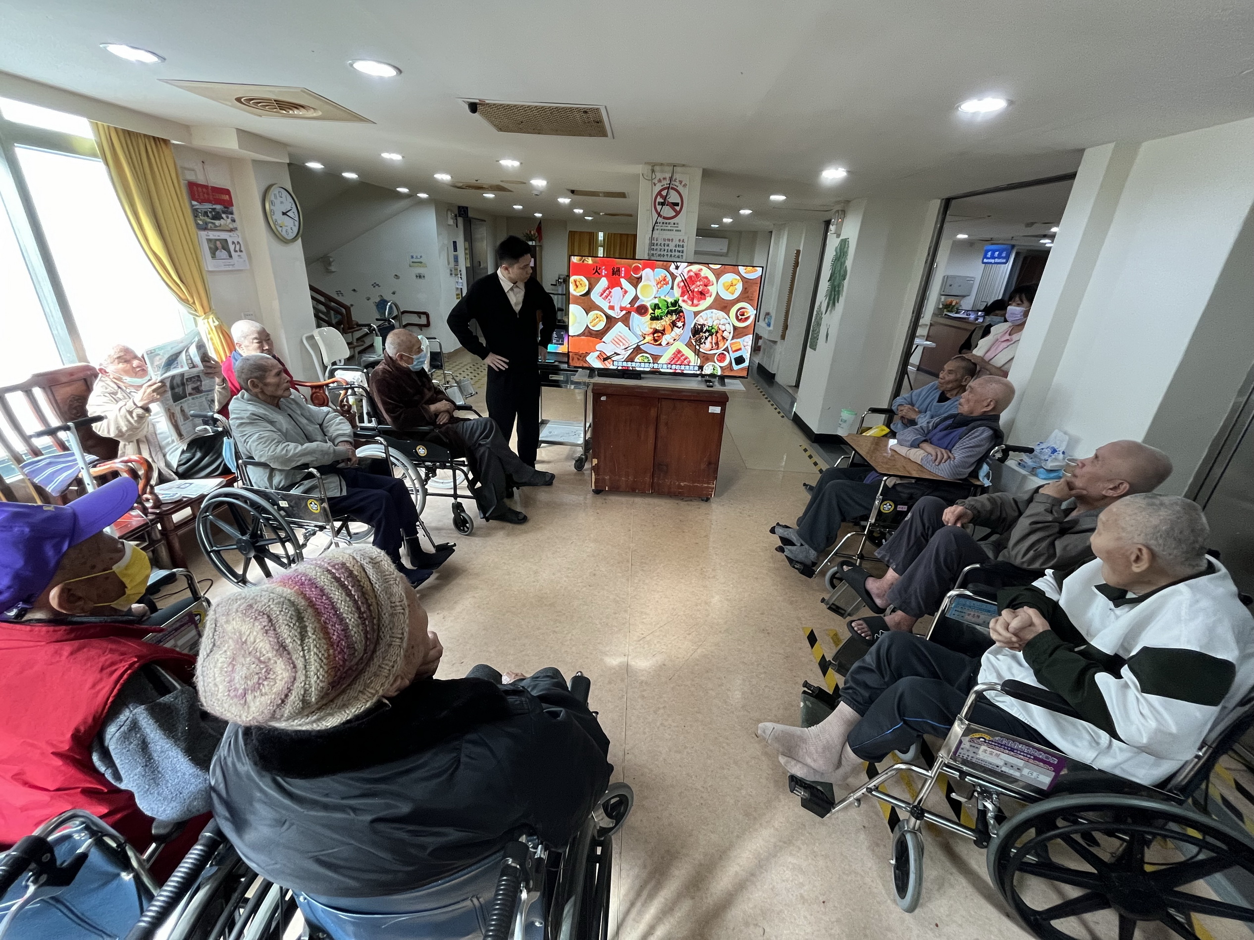 ▲彰化榮家舉辦「包元寶喜迎金龍年」，讓長輩們憶起兒時與家人於年節包水餃的美好時光。（記者張溎壕攝）