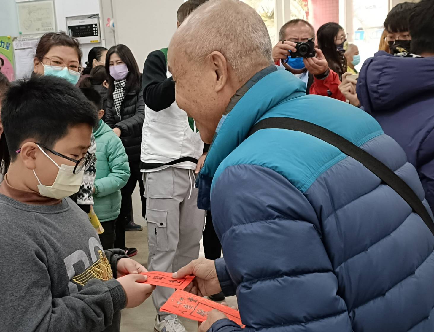 ▲人稱「赤腳善人」賴士田，今年再加碼捐助彰化家扶中心15萬元，親自發放小紅包、糖果、鳳梨酥希望家扶兒能開心過好年。（記者張溎壕攝）