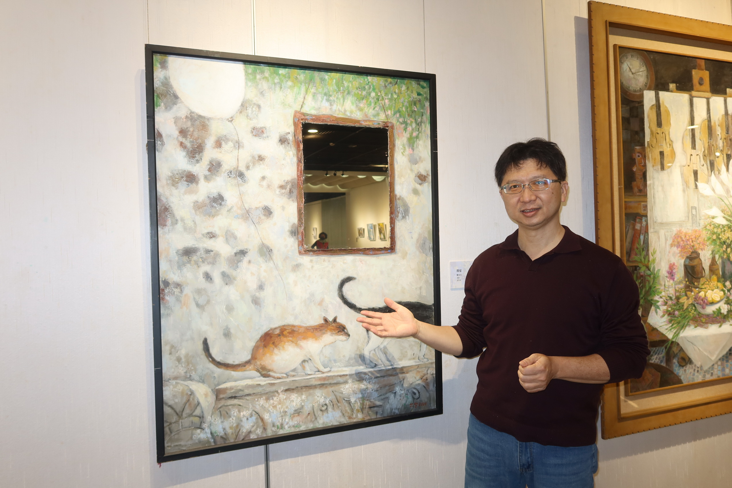 ▲國立彰化生活美學館舉辦「色彩-心情簡世哲創作展」,此次展覽匯聚簡世哲老師58件油畫創作,以色彩的表現為主軸,每一幅作品都是對生活的感悟與體悟的結晶。(記者張溎壕攝)
