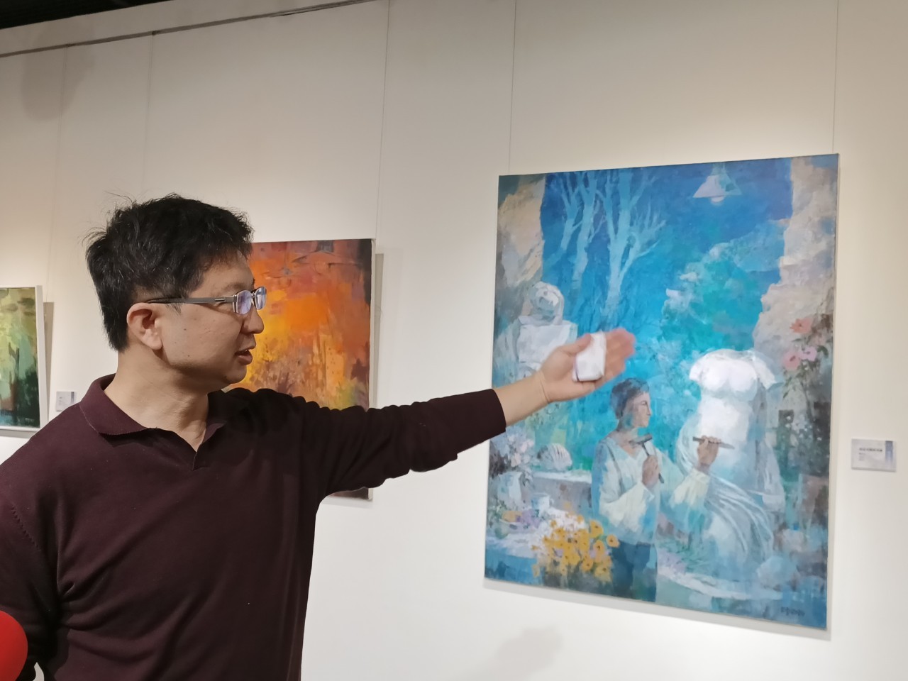 ▲國立彰化生活美學館舉辦「色彩-心情簡世哲創作展」，此次展覽匯聚簡世哲老師58件油畫創作，以色彩的表現為主軸，每一幅作品都是對生活的感悟與體悟的結晶。（記者張溎壕攝）