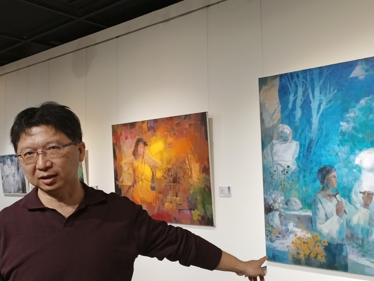 ▲國立彰化生活美學館舉辦「色彩-心情簡世哲創作展」，此次展覽匯聚簡世哲老師58件油畫創作，以色彩的表現為主軸，每一幅作品都是對生活的感悟與體悟的結晶。（記者張溎壕攝）