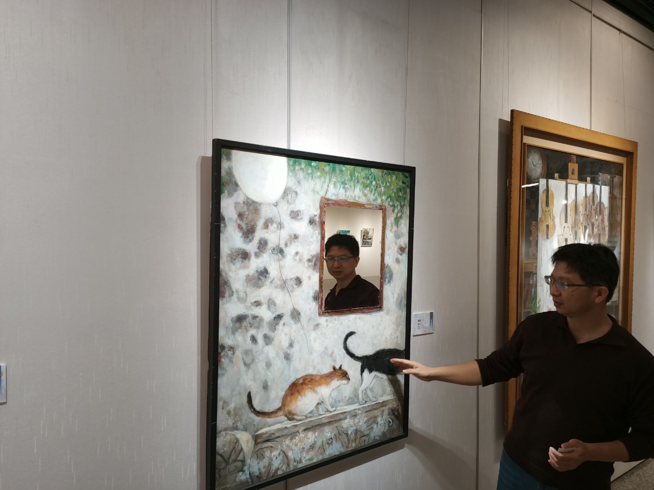 ▲國立彰化生活美學館舉辦「色彩-心情簡世哲創作展」，此次展覽匯聚簡世哲老師58件油畫創作，以色彩的表現為主軸，每一幅作品都是對生活的感悟與體悟的結晶。（記者張溎壕攝）