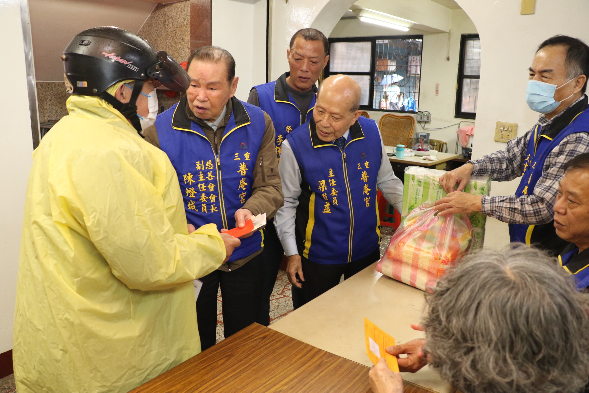 新北市普庵宮慈善會冬令救濟　持續48年不間斷　今年致贈317戶關懷金及物資包