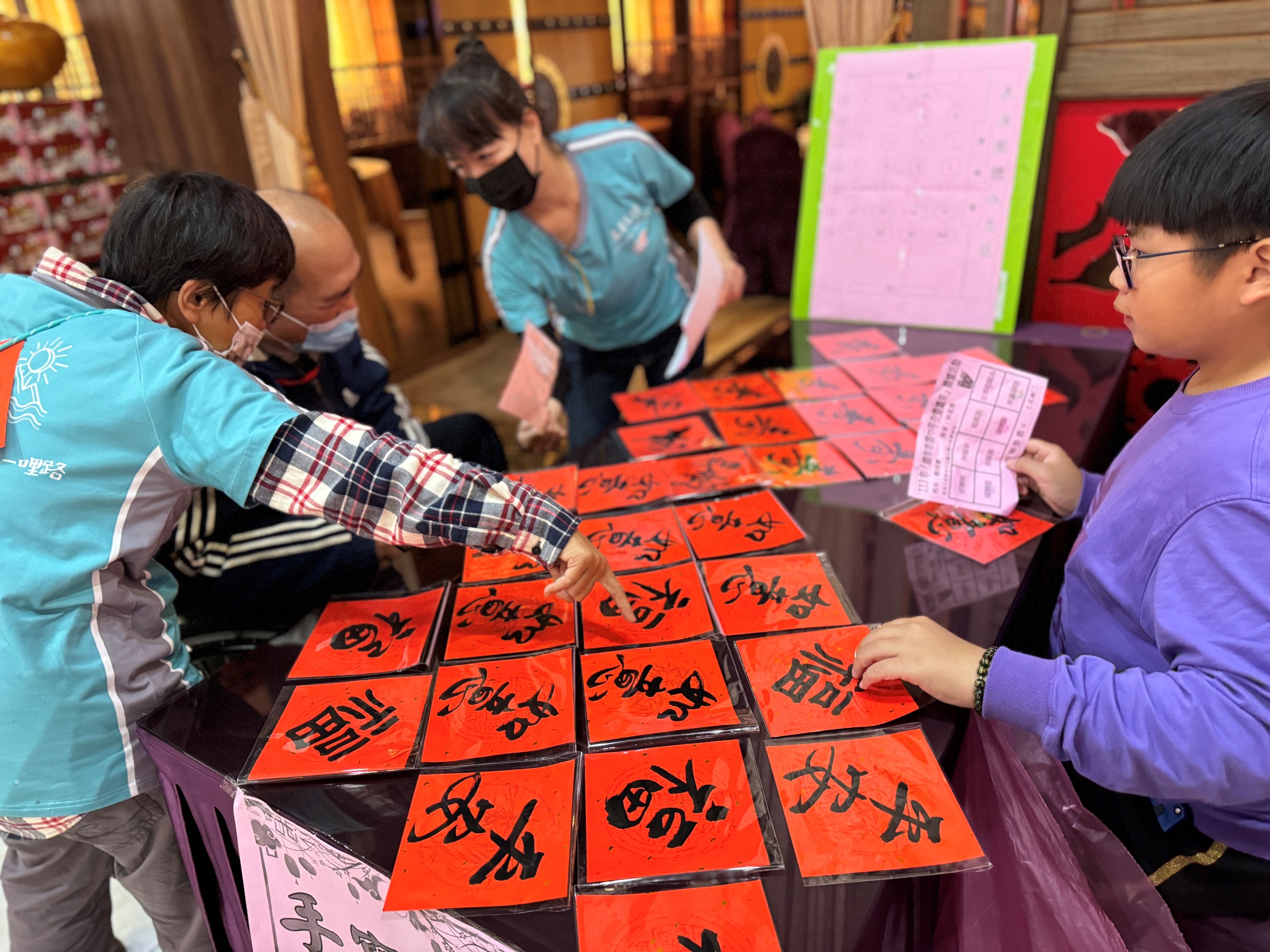 回憶年貨採買樂　嘉基把年貨大街搬進餐廳　為獨老辦圍爐活動