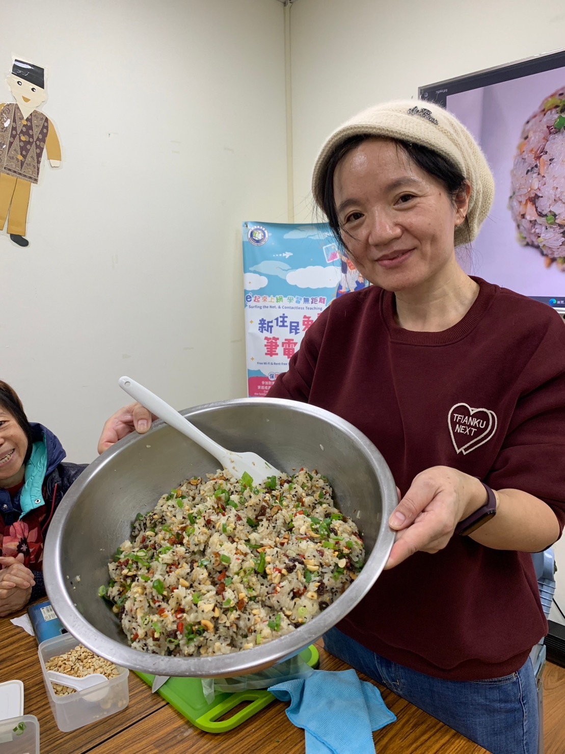 新住民林娟製作平談家鄉美食八寶珍糕。(圖/移民署基隆服務站提供)