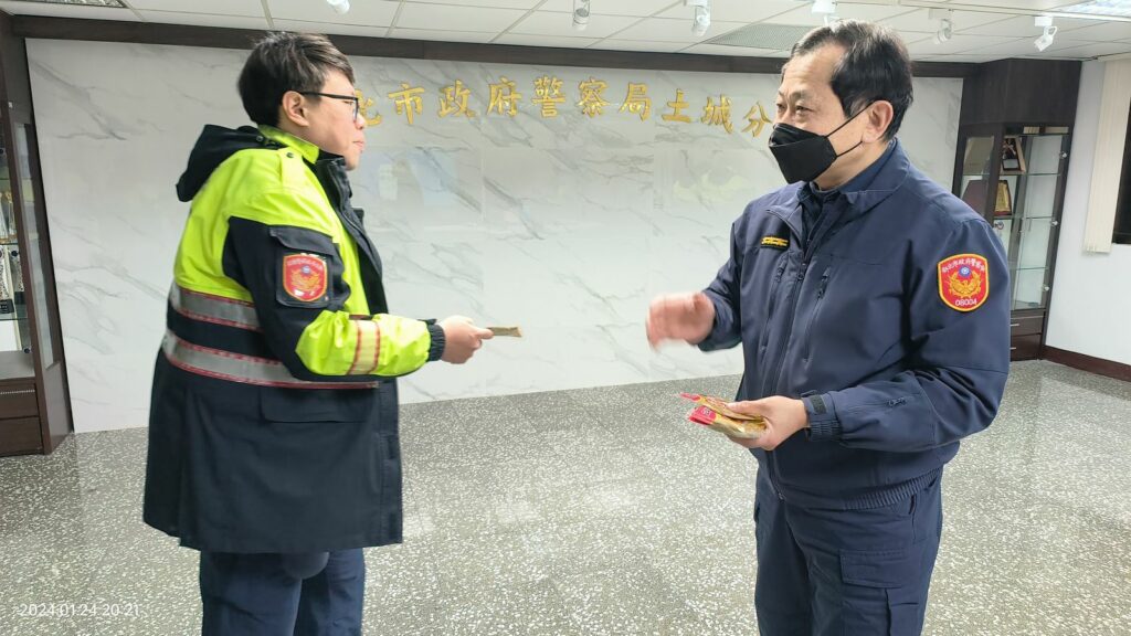 土城分局長謝龍富特別提醒，近日寒流發威，執勤員警們要做好保暖措施，多穿禦寒衣物，另外還特地準備暖暖包及薑茶