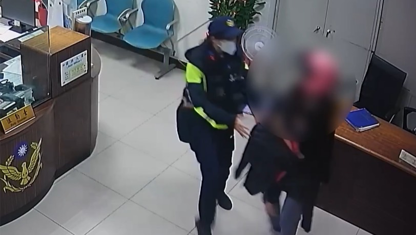 忽然有一名女子跑進派出所內急喊「警察先生幫幫我!」,員警立即放下手邊工作前往了解
