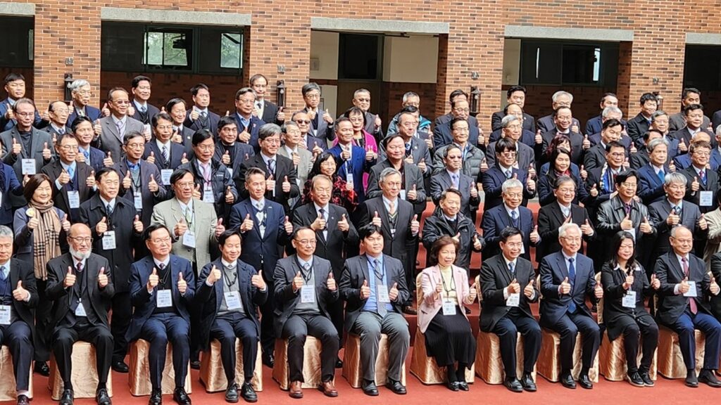 「113年全國大專校院校長會議」在朝陽科大舉行，會議前進行大合影。（圖/陳惠玲攝影）