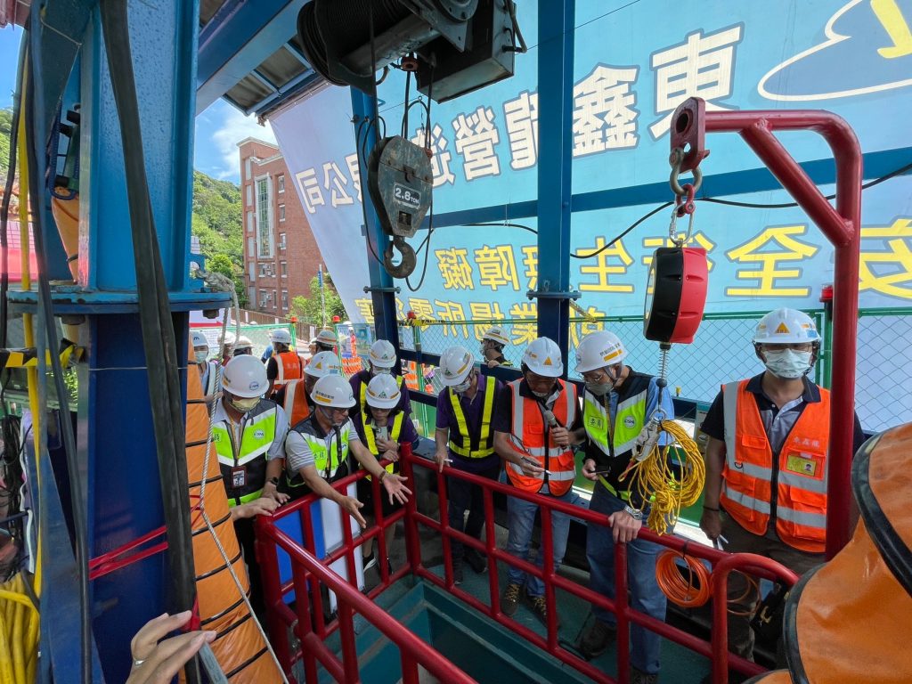 評審委員視察全國首創新式覆工鈑,可減少工作井開口面積(圖/新北市政府提供)