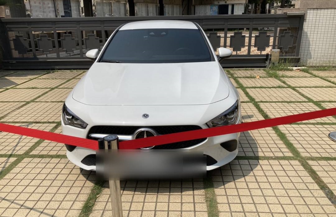 ▲圖說：警方查扣詐團洗錢水房犯嫌的賓士車             （圖／台中市政府提供）